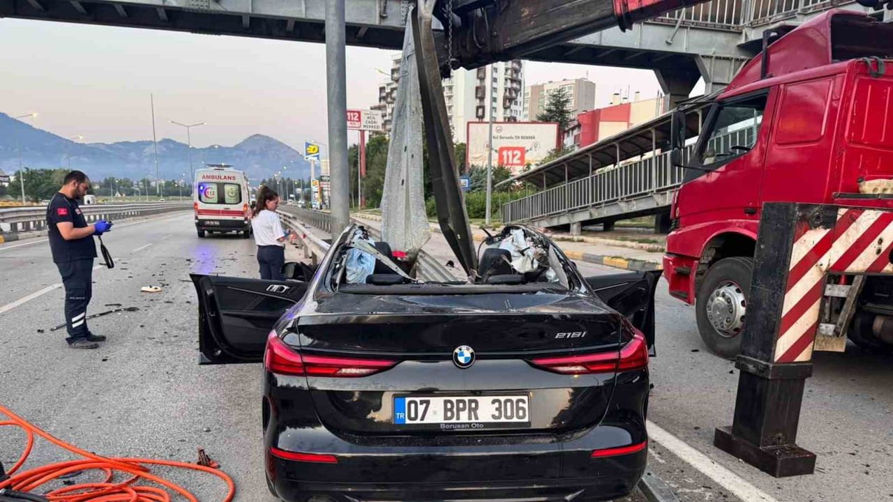 Bariyerlere çarpan otomobilde sürücü yaşamını yitirdi