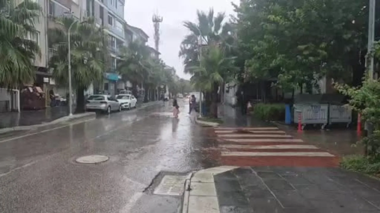 Bartın'da sabah yağışı trafikte ve yaya güvenliğinde aksamalara yol açtı