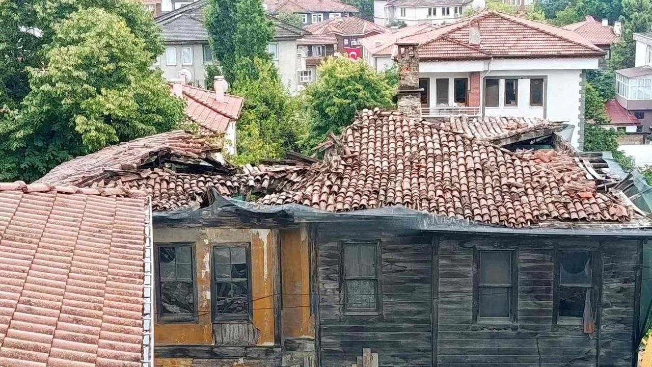 Bartın Hamam Sokağı'ndaki tarihi binanın çatısında iki çökme endişe yarattı