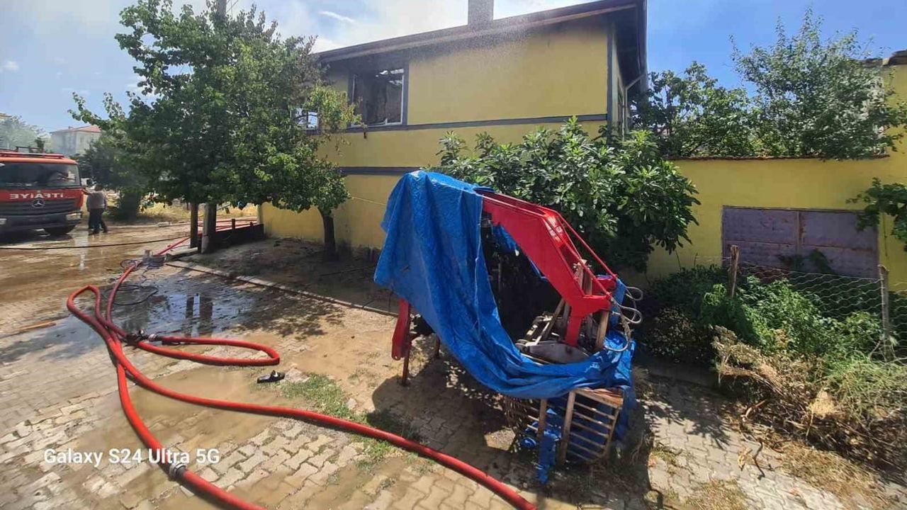 Başağaç'ta alevler iki katlı evi harap etti