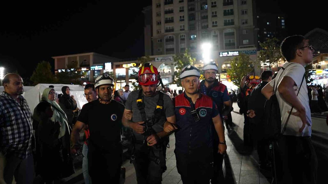 Başakşehir'de 14 dakika 27 saniyelik tahliyeyle dikkat çeken kapsamlı deprem tatbikatı