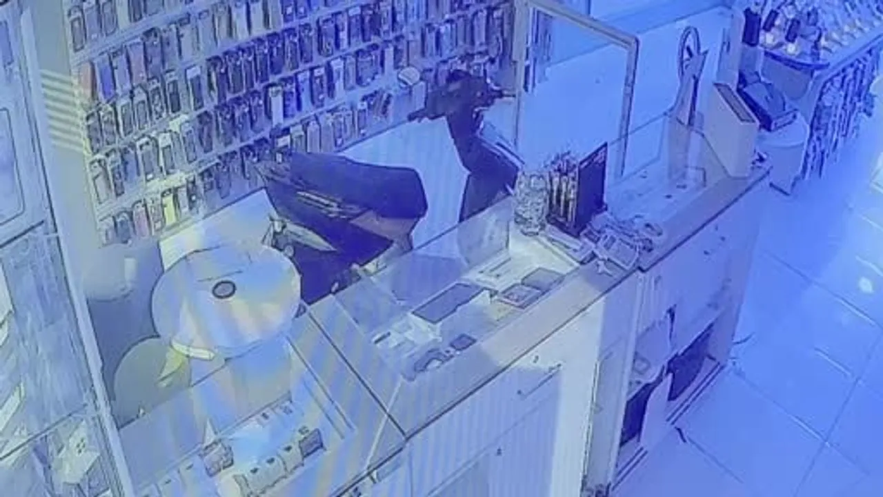 Başakşehir'de maskeli soygun: fırından alınan odunla vitrin kırıldı, 14 telefon çalındı