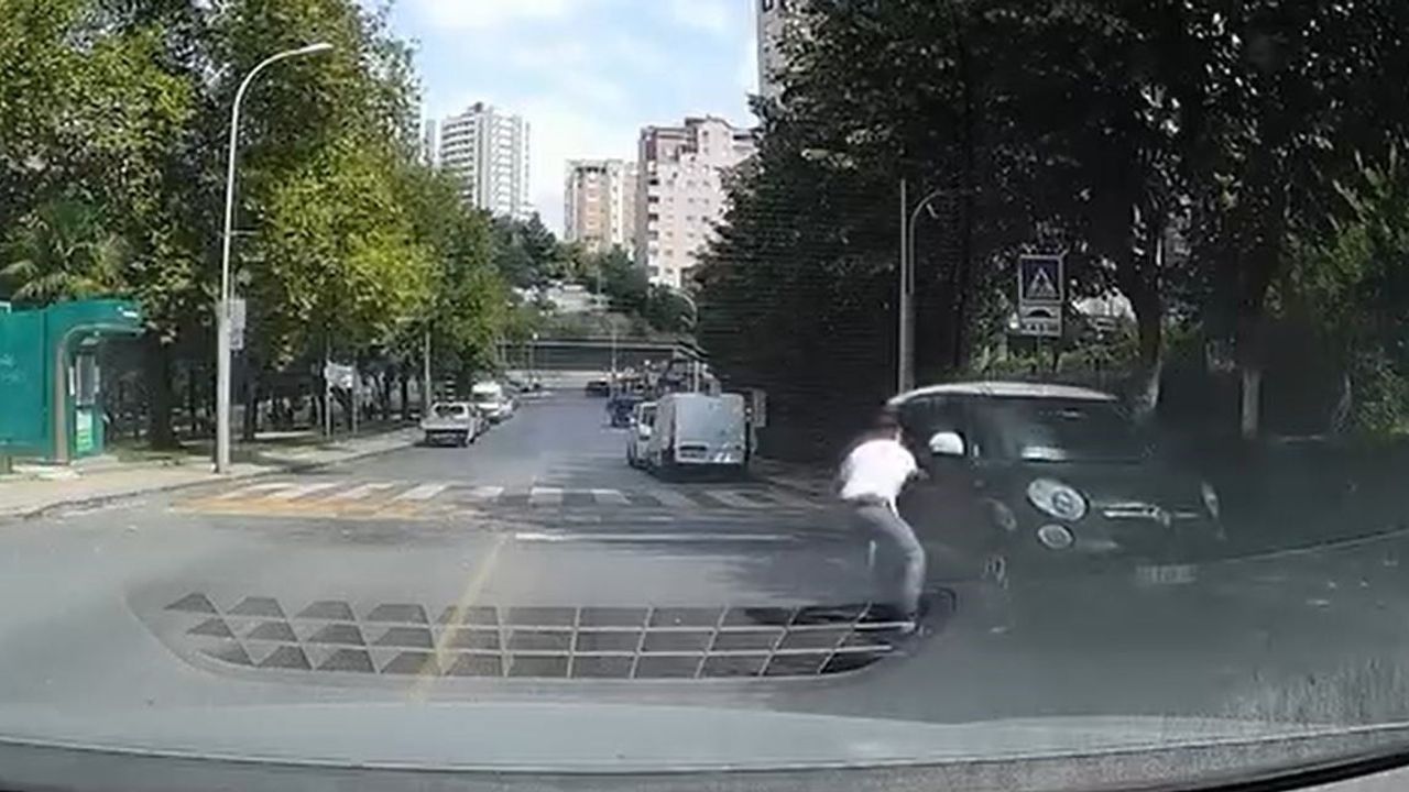 Başakşehir'de yokuşta kayan otomobili kaputa tutunarak durduran sürücü