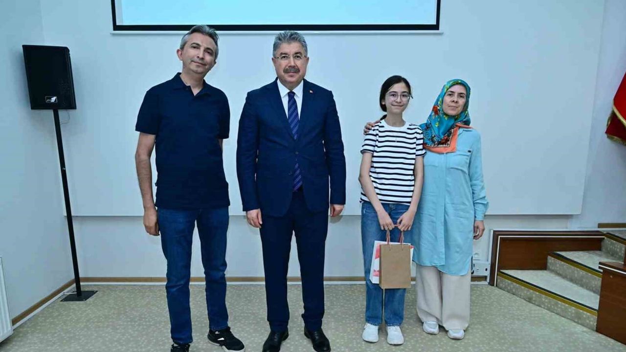 Başarılarıyla ülkenin geleceğine yatırım yapan gençler Eskişehir'de valiyi ziyaret etti