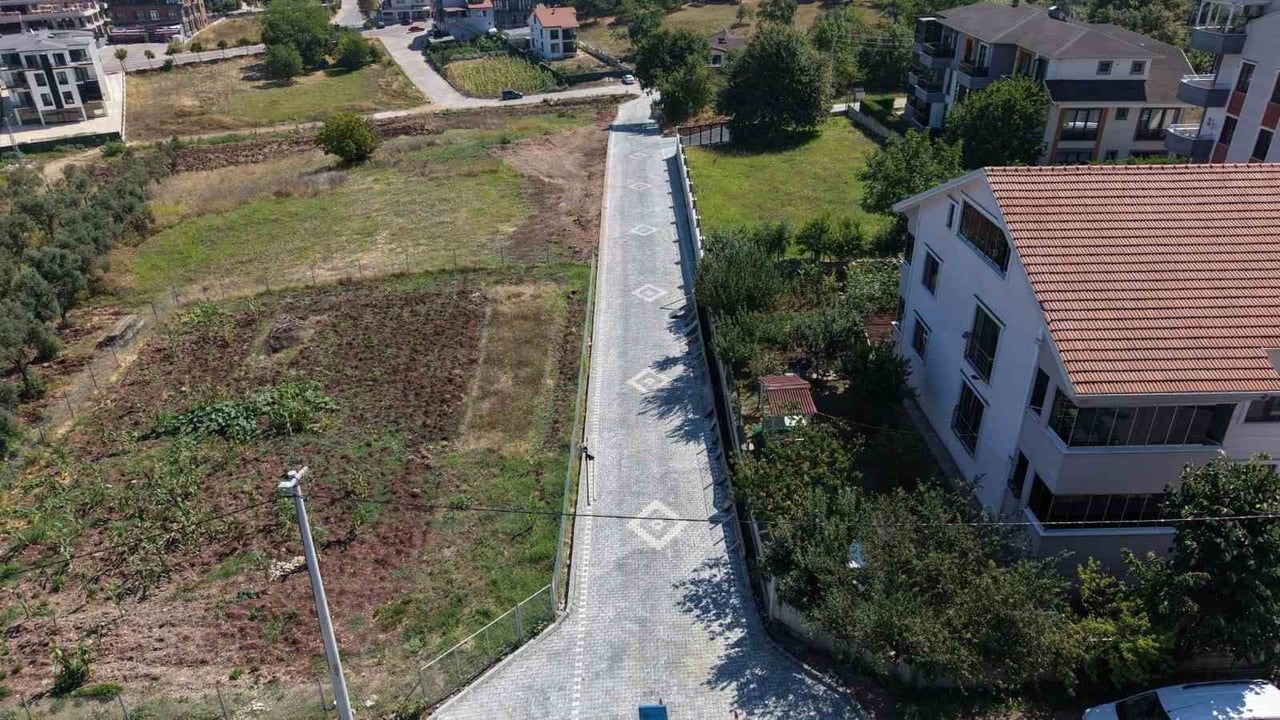 Başiskele’de 150 yıllık taş köprüye çağdaş erişim: bağlantı yolu parke taşla düzenlendi