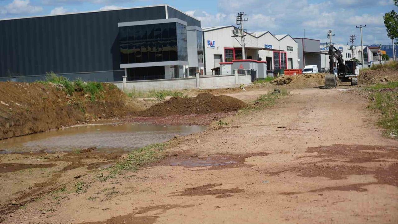 Başiskele'de delinen doğal gaz hattı metrelerce yükselen gazla panik yarattı