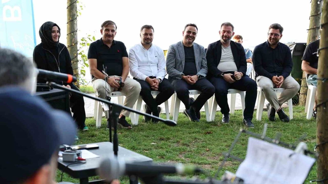 Başiskele sahilinde türkü ve müzikle aile buluşması
