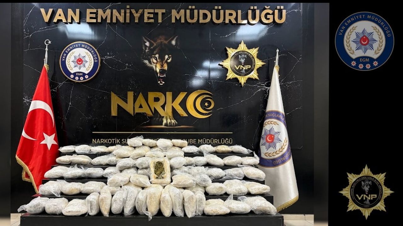 Başkale'de iki araç ve bir ikamette 48 kilo esrar ve bin 200 litre kaçak akaryakıt ele geçirildi