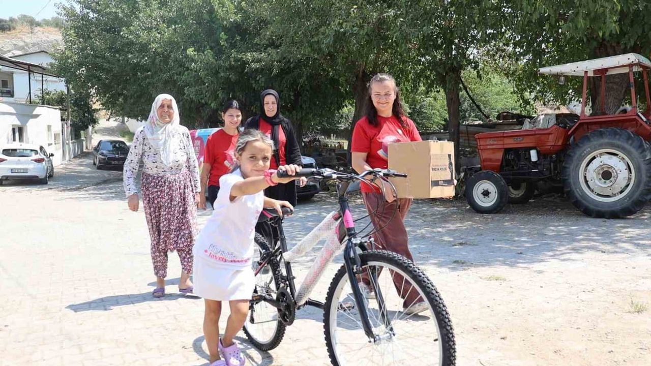 Başkan Arıcı gönlü kırılan Hazal'a yeni bisikletle moral verdi