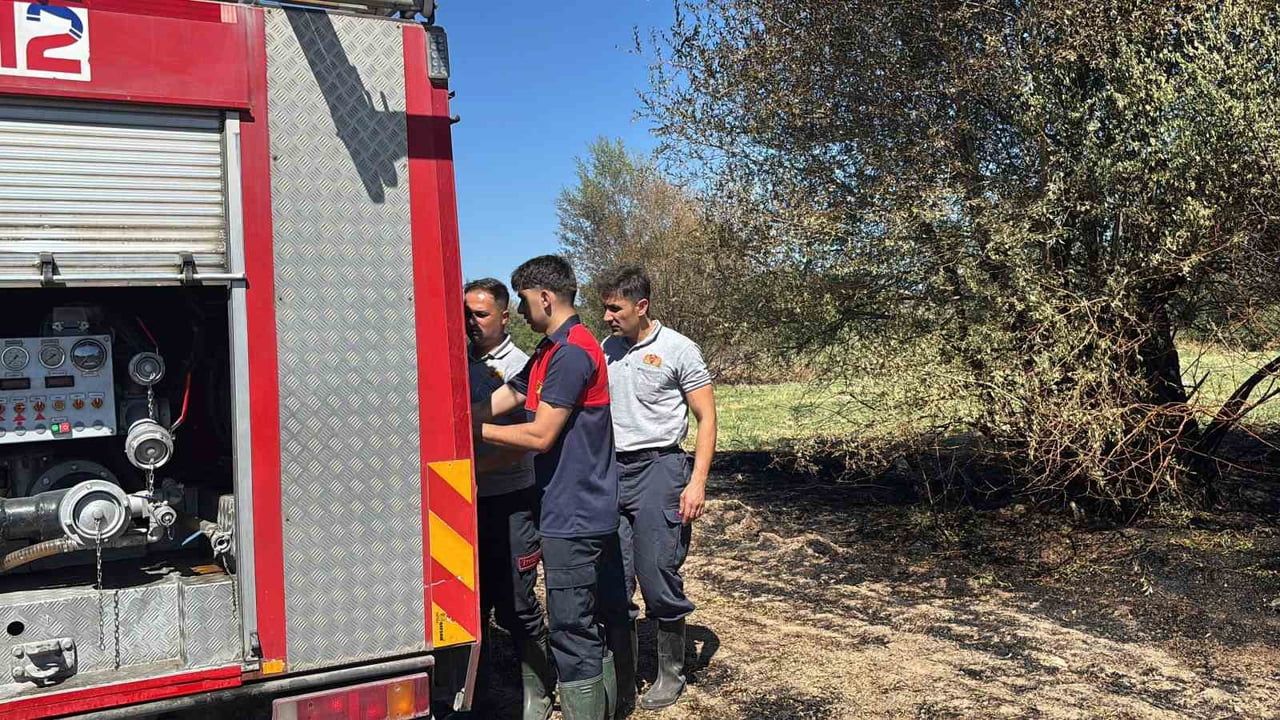 Başkan direksiyona geçti: Tepecik'te örtü yangını ekiplerle söndürüldü
