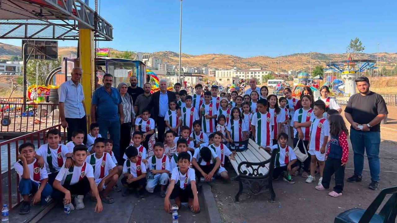 Başkanın forma jesti: Kur'an kursunu bitiren öğrenciler Amedspor formasıyla buluştu