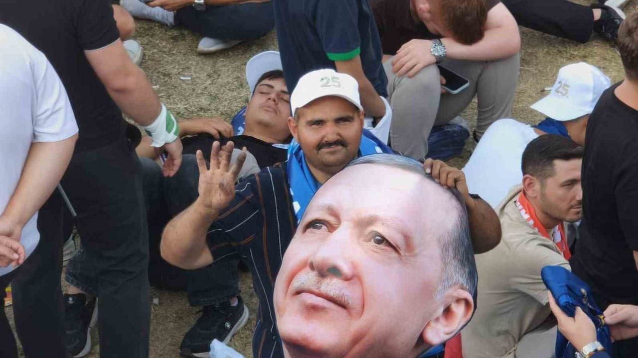 Başkentte 25. yıl coşkusu: AK Parti miting alanı doldu