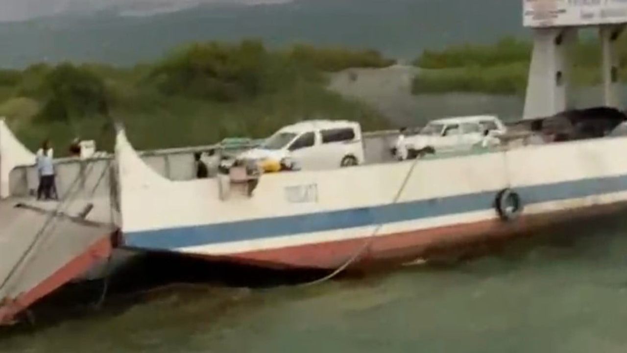 Baskil'de şiddetli rüzgar feribotun iskeleye yanaşmasını engelledi