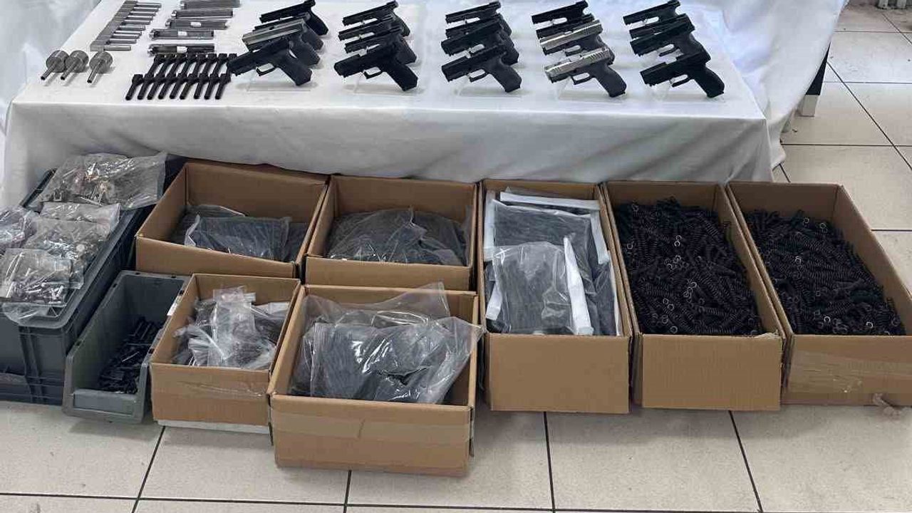 Baskında 13 gözaltı: İzmir merkezli yasa dışı silah ağına operasyon