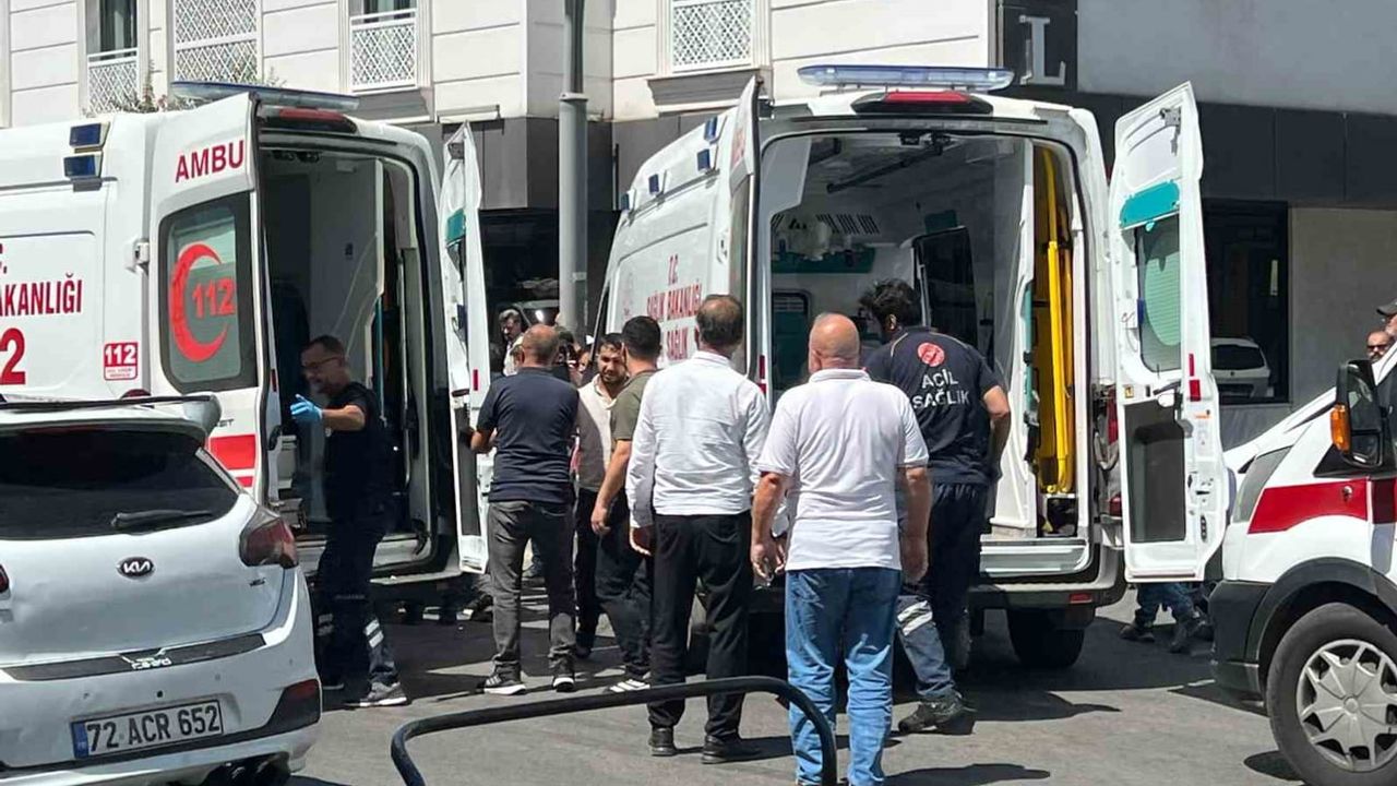 Batman'da Cumhuriyet Bulvarı'nda motosikletin karıştığı zincirleme kaza: 2 kişi yaralandı