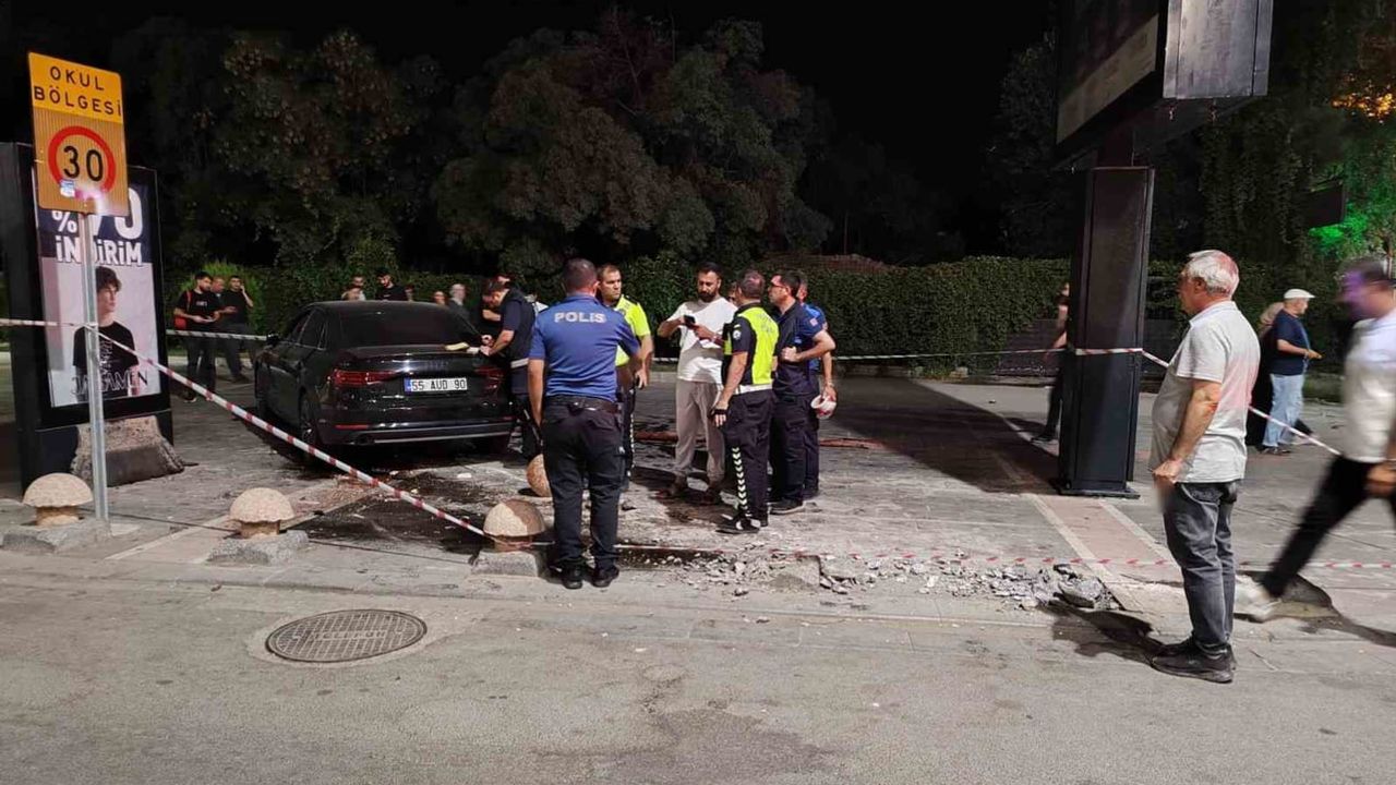 Batman’da gece yolculuğu maddi hasarla sonlandı: otomobil aydınlatma direğine çarptı