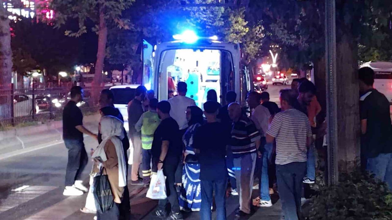 Batman'da yaya geçidinde iki aracın çarptığı genç kız tedaviye alındı