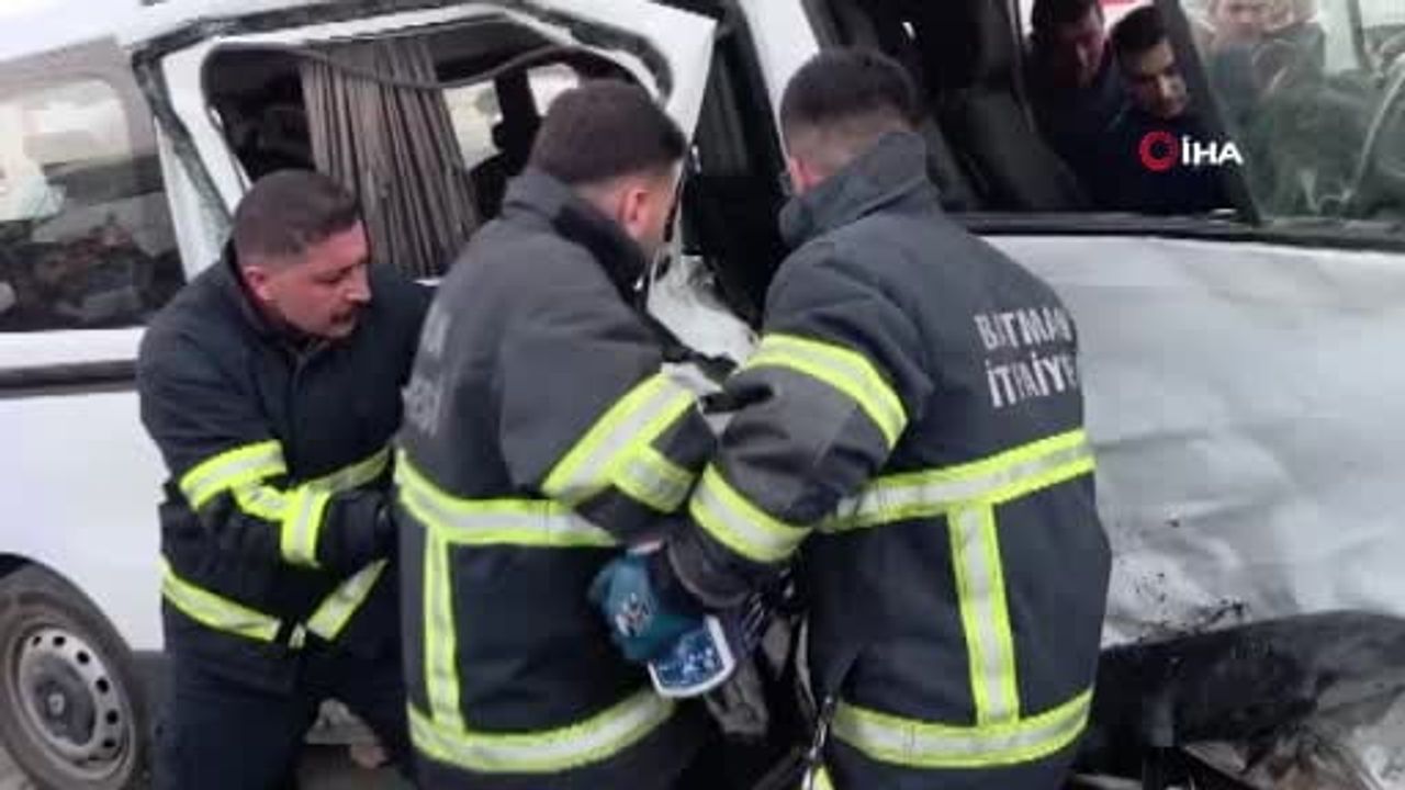 Batman'da Yeni Siirt Çevre Yolu girişinde minibüs çarpışması: 9 yaralı