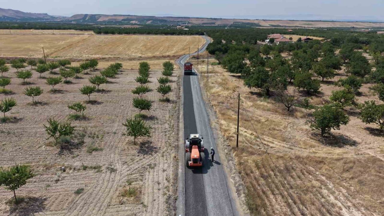 Battalgazi’de bozulan yollar sıcak asfaltla yeni yüzüne kavuştu