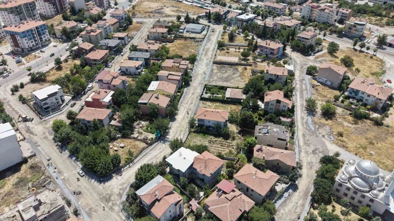 Battalgazi'de yollar yenileniyor: sıcak asfalt, sathi kaplama ve kilit taş çalışmaları
