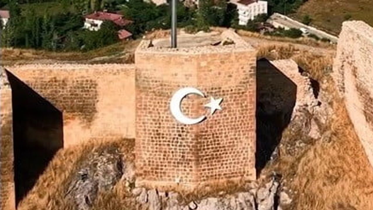 Bayburt siluetine yeni bir vurgu: kale bayrağı yenilendi