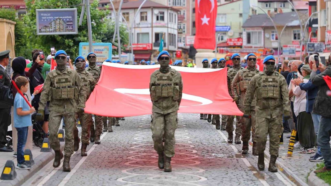 Bayburt’ta 30 Ağustos coşkusu cumhuriyet caddesi'nde hayat buldu