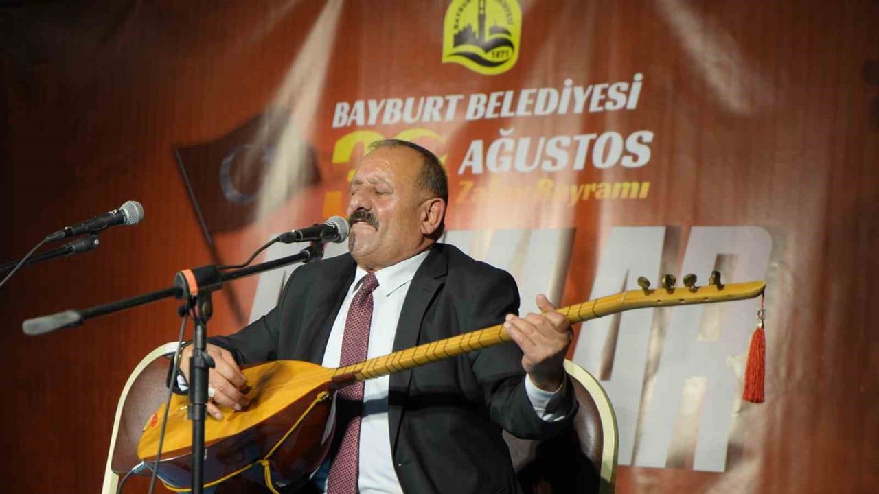 Bayburt'ta aşıklar zafer bayramı anısına meydanı türküyle doldurdu