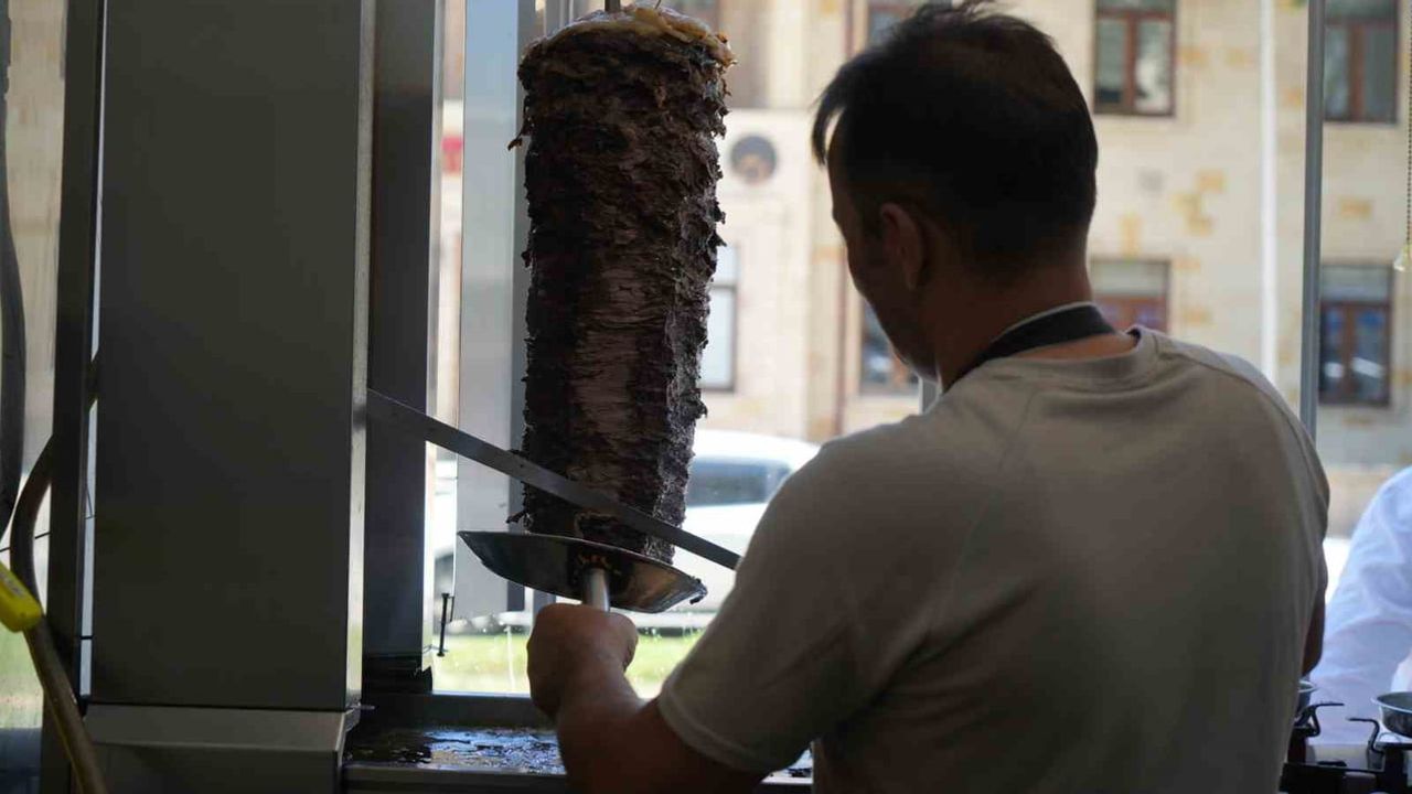 Bayburt'ta bunaltan sıcaklar çoruh kıyılarına akını artırdı
