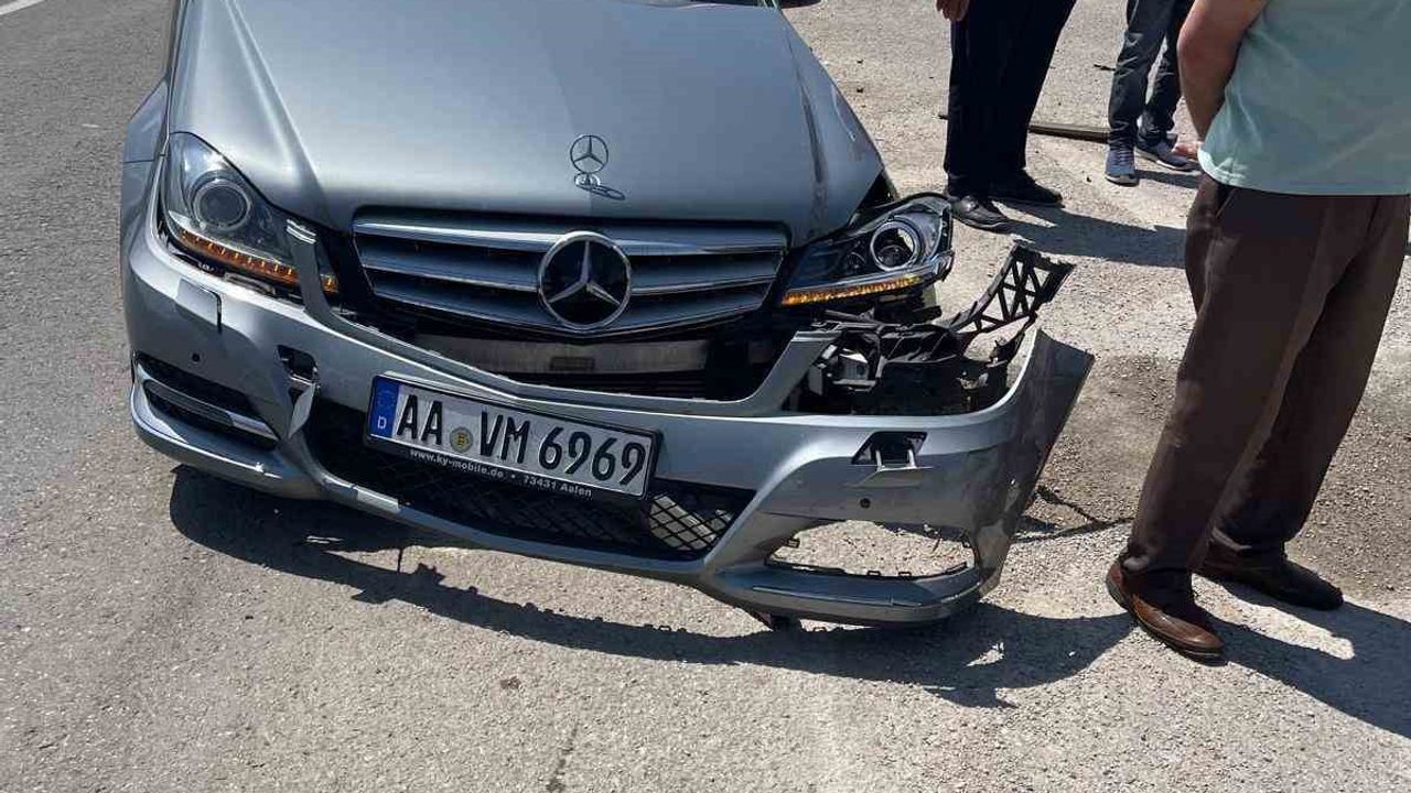 Bayburt'ta cenaze dönüşünde iki otomobil çarpıştı, 5 kişi yaralandı