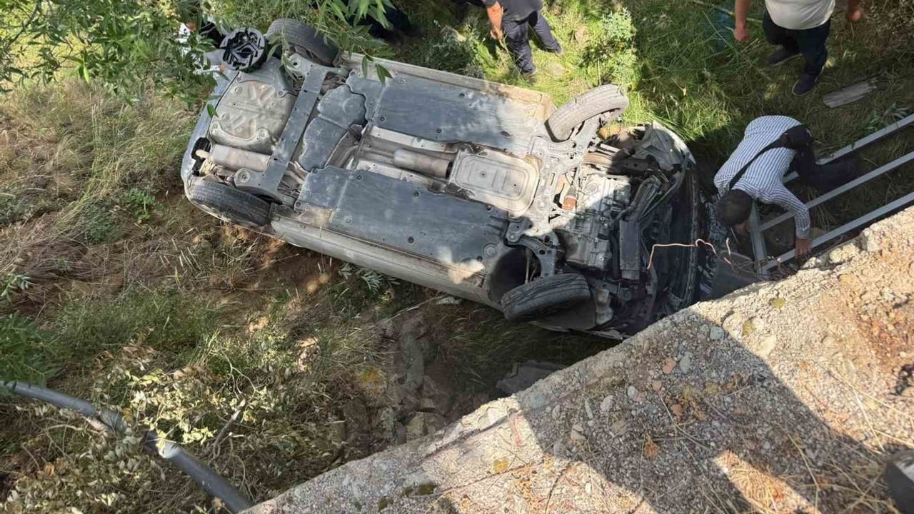 Bayburt'ta düğün aracı dere yatağına yuvarlandı: gelin ve damat yaralandı
