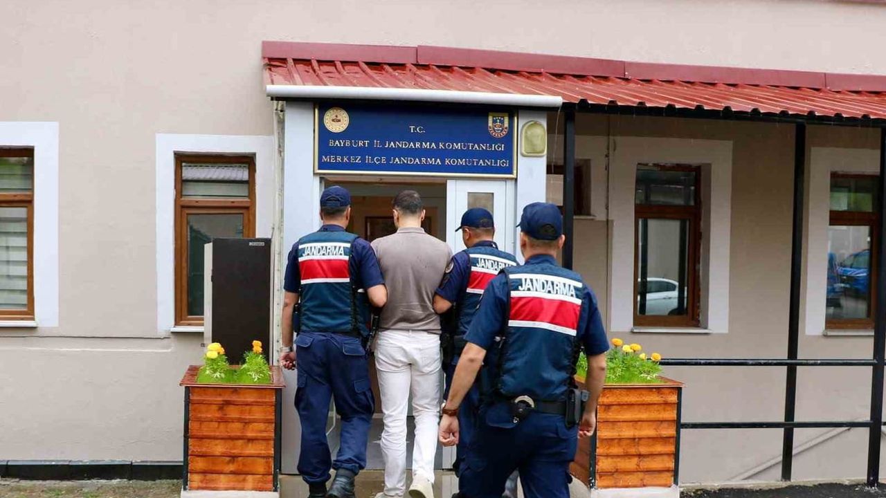 Bayburt'ta kardeşinin kimliğini kullanan firari hükümlü jandarmaya yakalandı