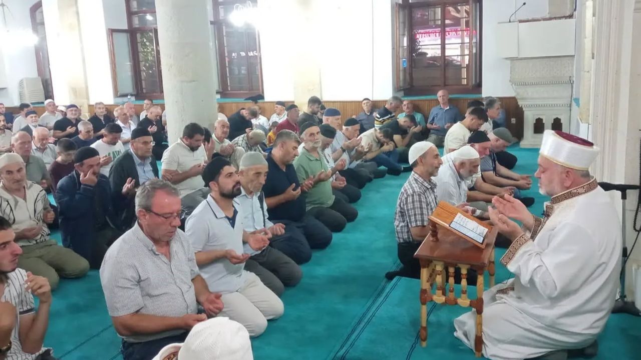 Bayburt'ta mevlit kandili camilerde dualarla anıldı
