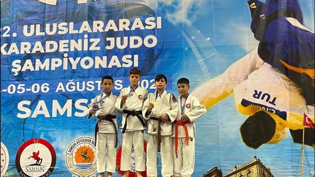 Bayburt'un genç judocuları Samsun'da kürsüye çıktı