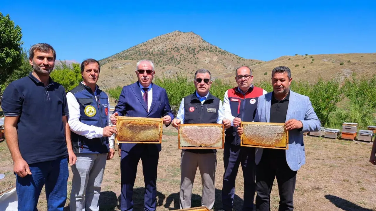 Bayburt yaylalarında 2026 bal hasadı başladı: vali Eldivan arıcılarla sahada
