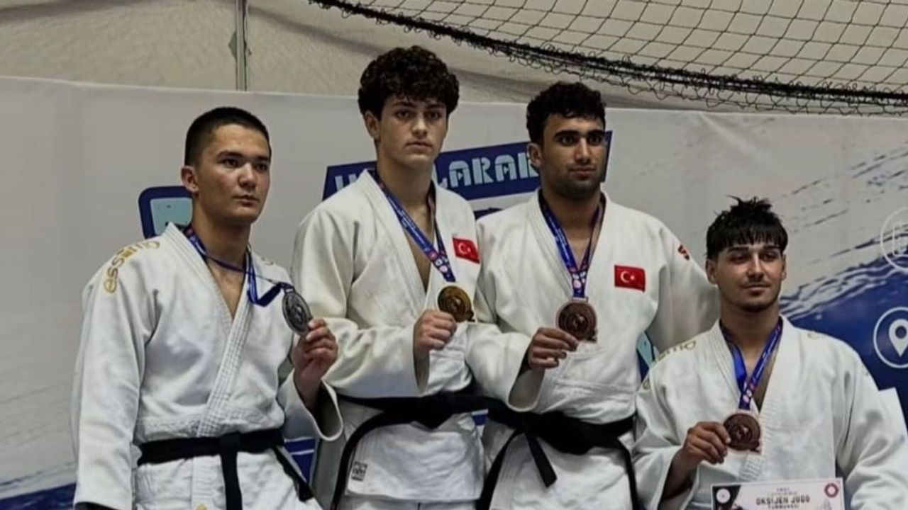 Bayburtlu sporcu Yiğit Dinçer 81 kiloda podyuma çıktı