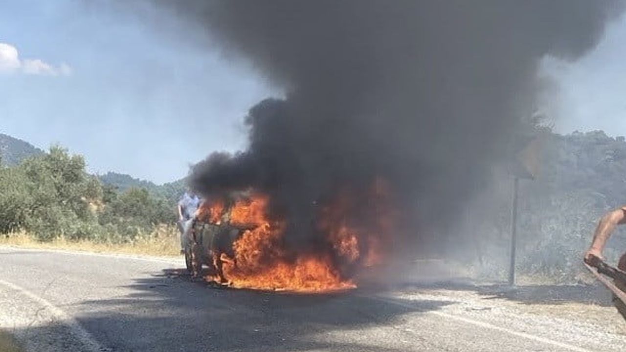 Bayındır'da yol üzerinde alevlenen otomobil tamamen kullanılamaz hale geldi