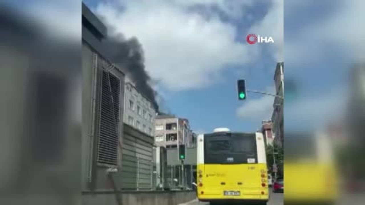 Bayrampaşa'da çatı alevleri yükseldi, itfaiye hızla müdahale etti
