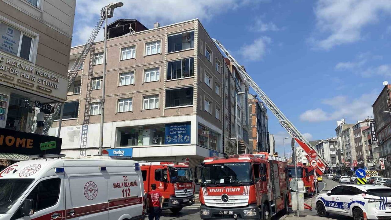 Bayrampaşa’da çatı yangını mahalleyi alarma geçirdi
