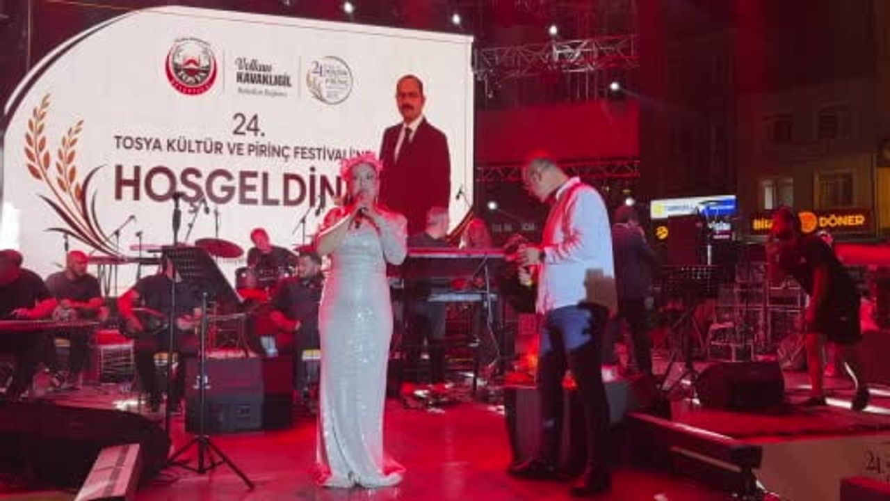 Belediye başkanı sahnede: Volkan Kavaklıgil Arzu Akça ile 'Akşam Güneşi'ni söyledi