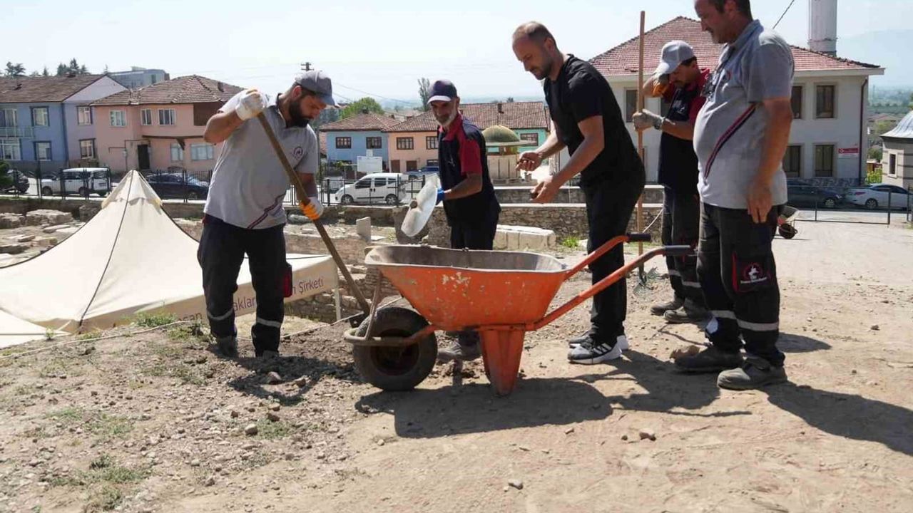 Belediye personeli kent tarihini canlandırmak için Konuralp kazılarına destek veriyor