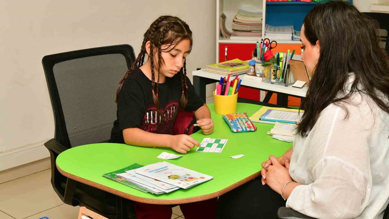 Belediyenin eğitimiyle 9 yaşındaki Hiranur okuma ve iletişim becerilerinde ilerleme kaydetti