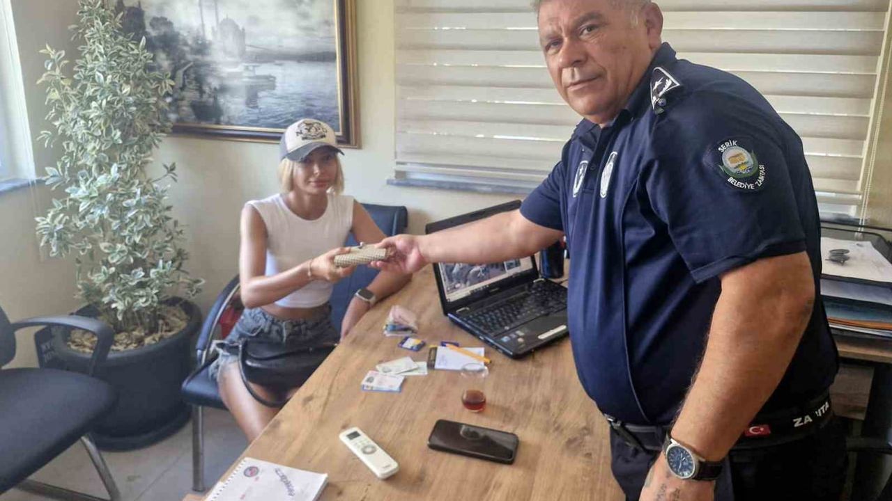 Belek'te unutulan yüklü çanta zabıta tarafından eksiksiz sahibine teslim edildi