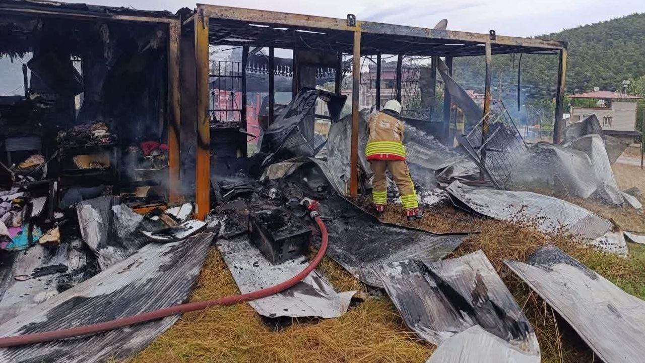Belen Atik Mahallesi'nde konteynerler yangında kullanılamaz hale geldi