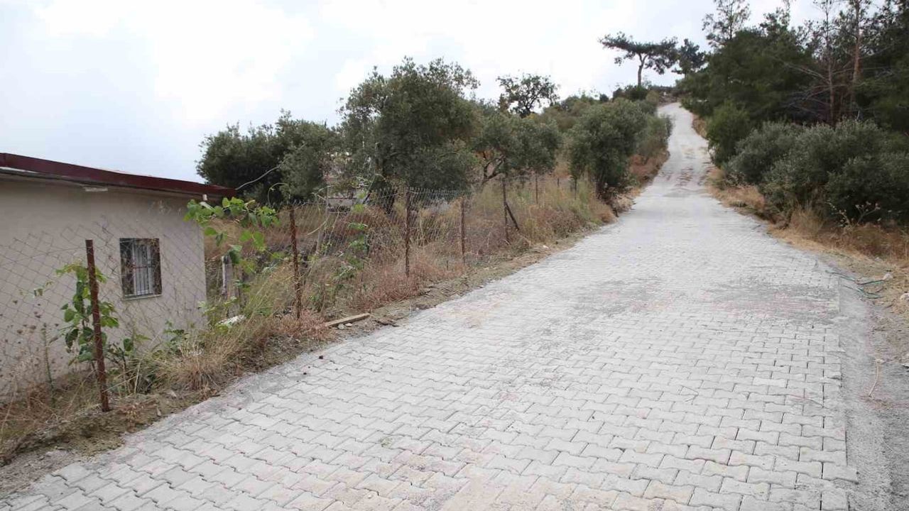 Belen'de 98 yaşındaki Şemsi teyze için ev yoluna parke serildi