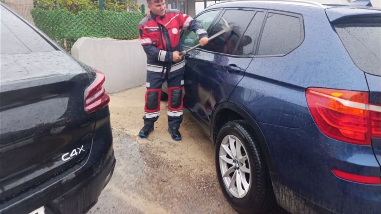 Belen'de araçta mahsur kalan bebek itfaiye müdahalesiyle güvenle ailesine teslim edildi