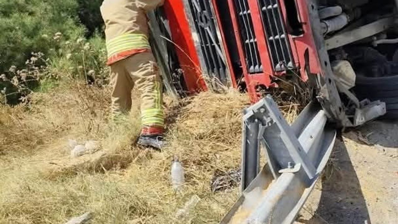 Belen'de otoban girişinde tır devrildi
