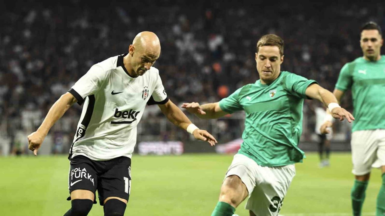 Beşiktaş erken darbeleri buldu, play-off maçında 2-0 üstün