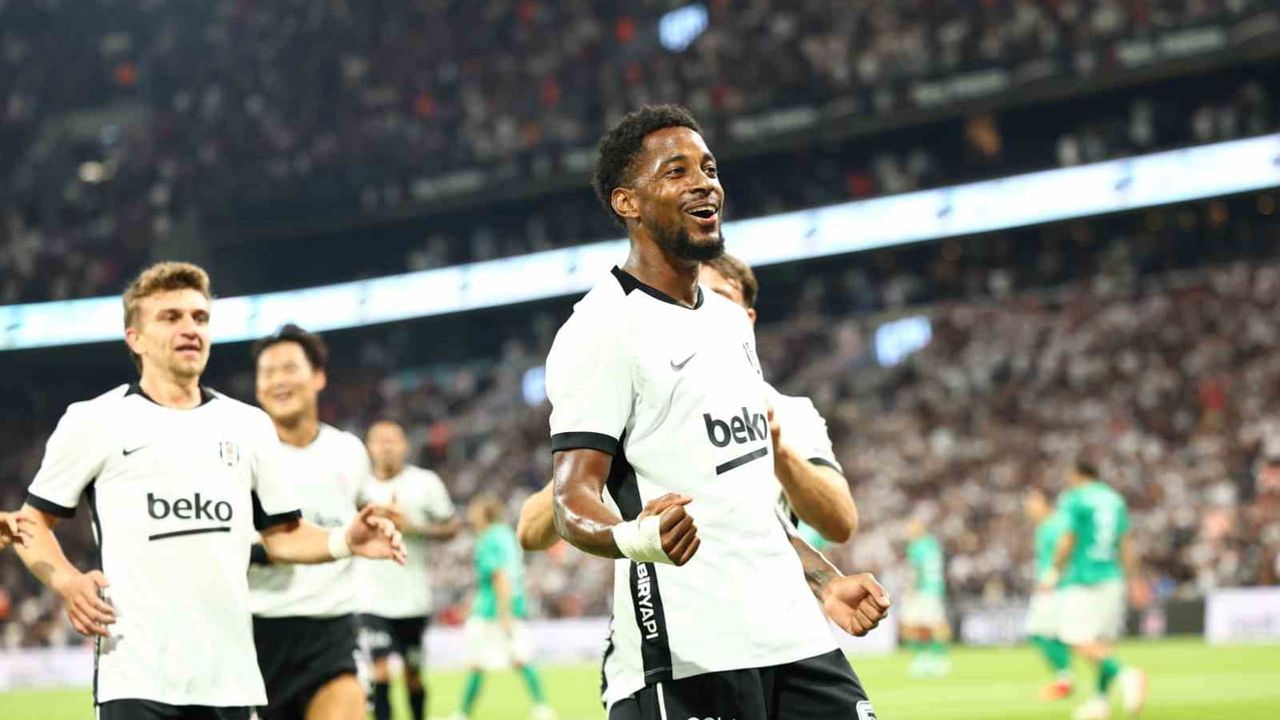 Beşiktaş ilk yarıda köşe vuruşlarıyla 2-0 öne geçti