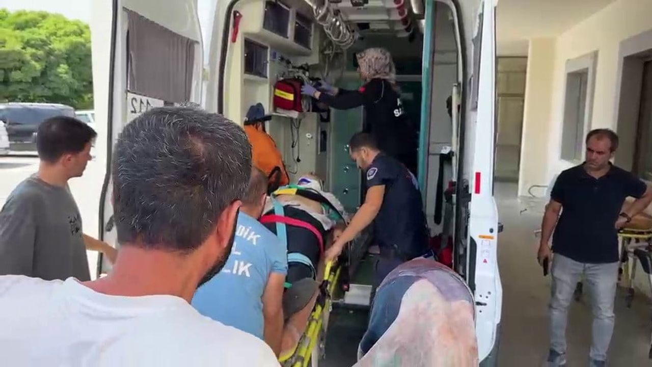 Besni'de Dörtyol Köyü kavşağında iki otomobil çarpıştı: 4 kişi yaralandı