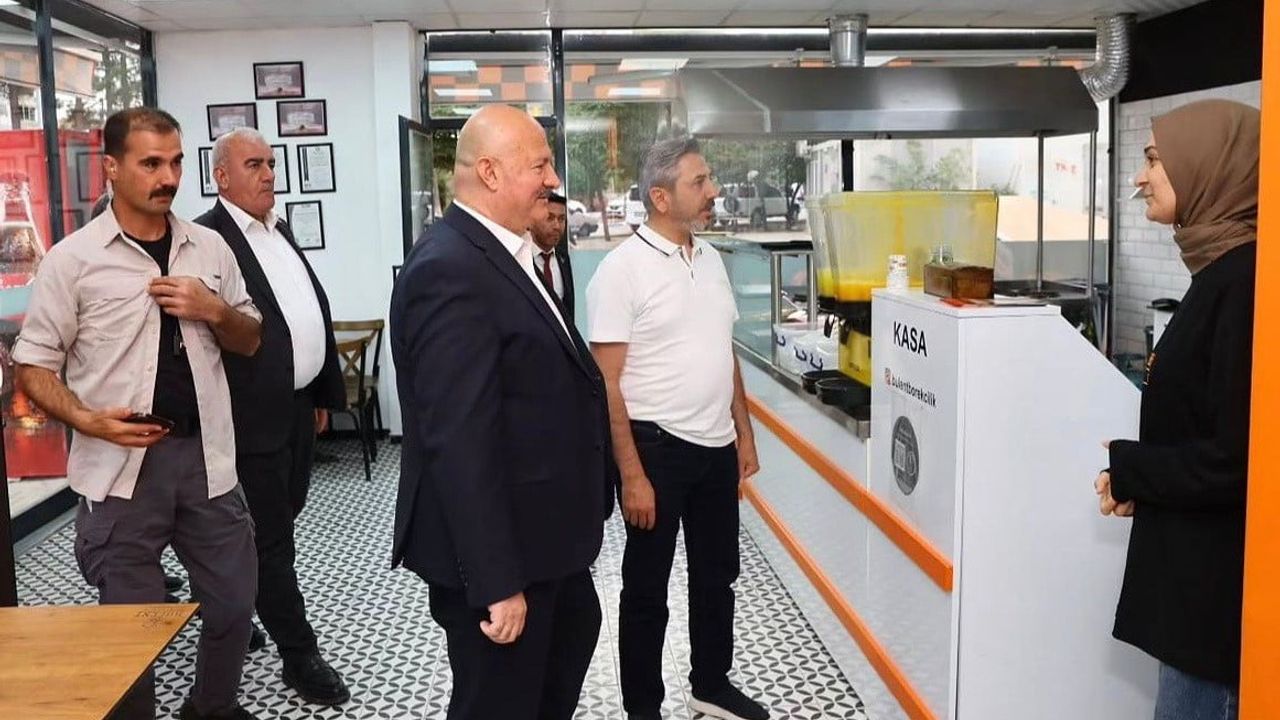 Besni'de esnafla sahada buluşan vali Abdullah Küçük talepleri dinledi